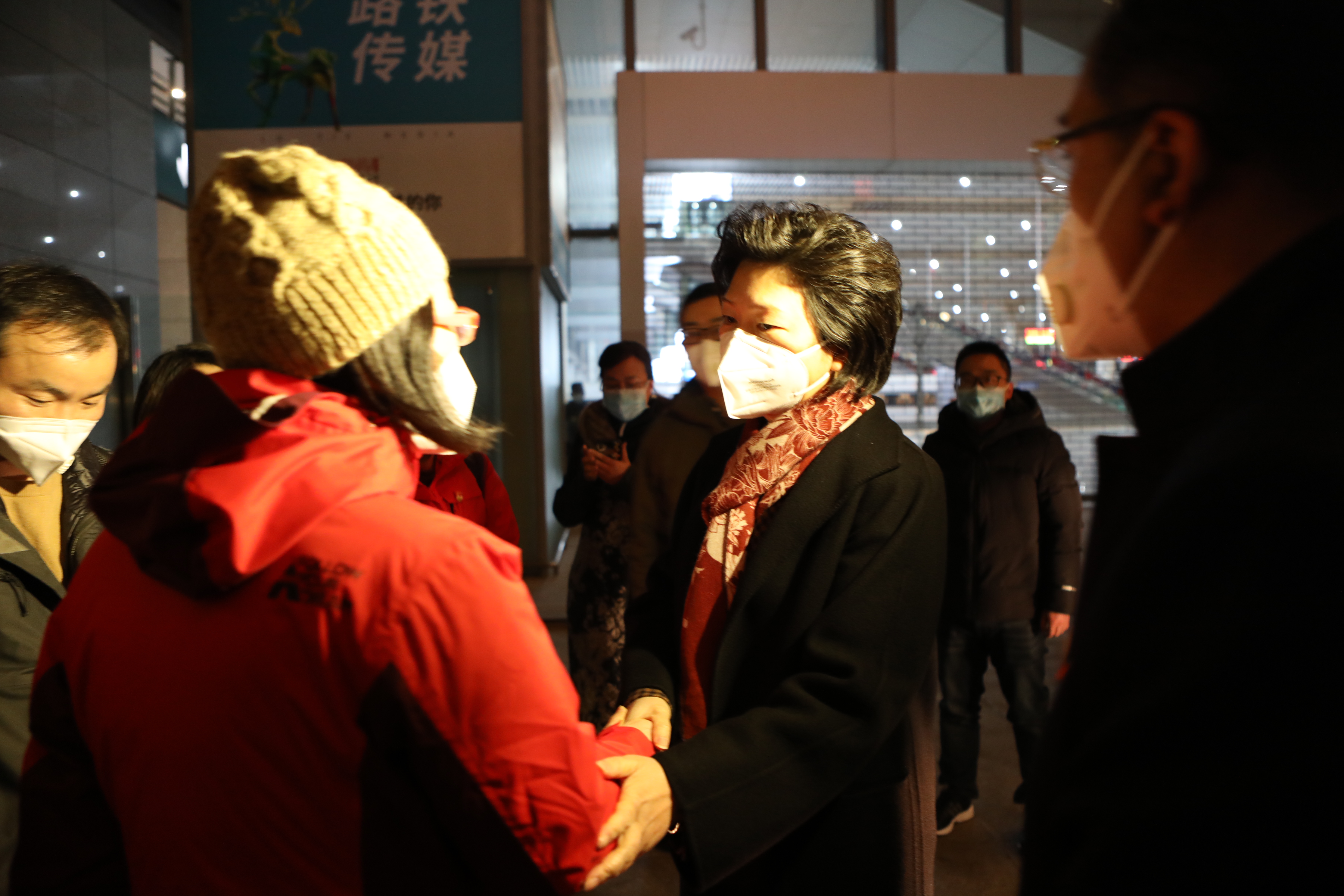 谭颖握手.jpg